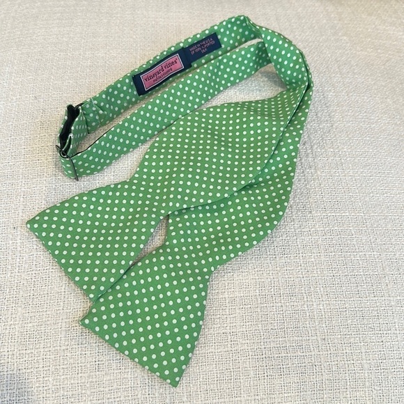 Vineyard Vines Lime Green Polka Dot Silk Bow Tie - Picture 1 of 5
